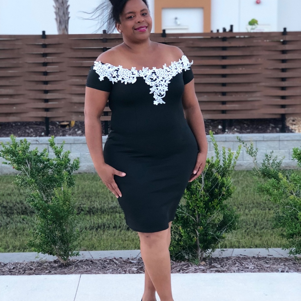 Plus size dress with floral trim - Picture 2 of 2